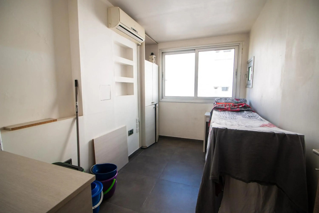 Renovated 2-bedroom flat with free parking, center