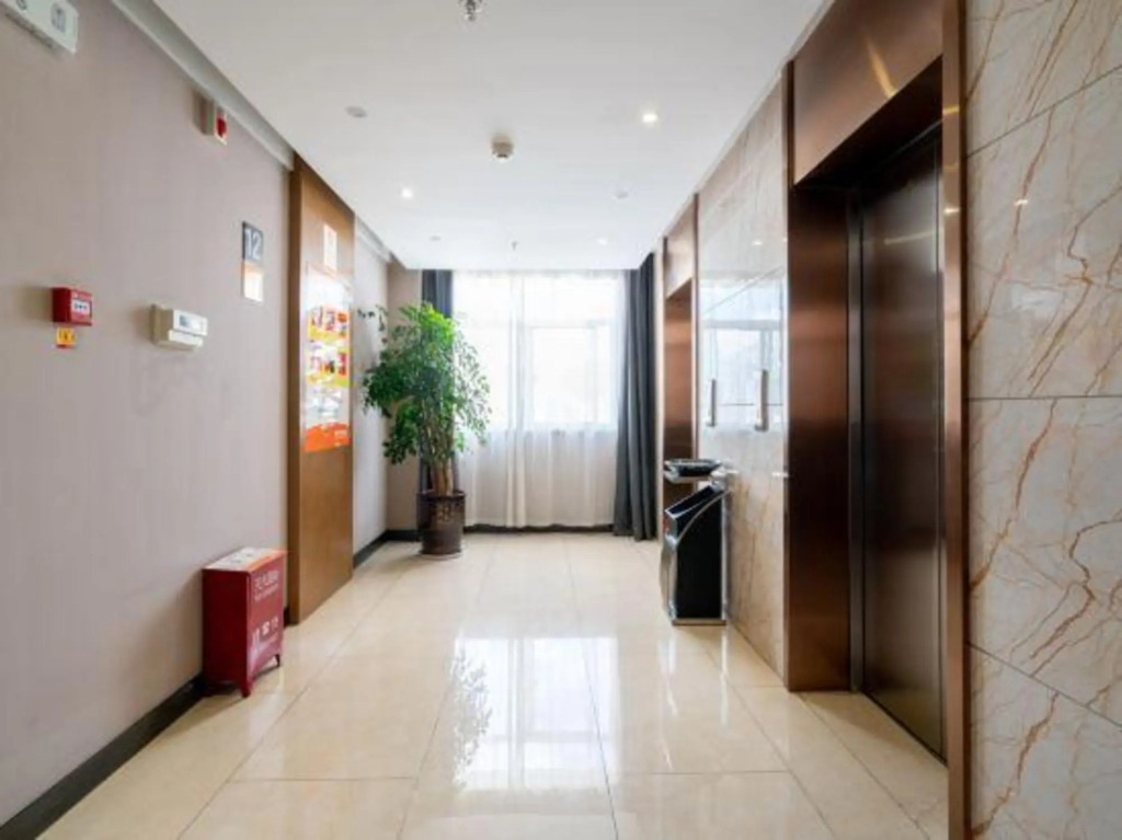 Yester Hotel (Yuxi Taobao Street Wanda Plaza)