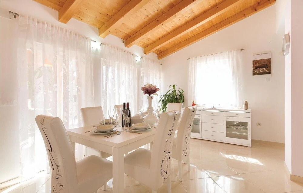 2 Bedroom Awesome Home In Rovinjsko Selo