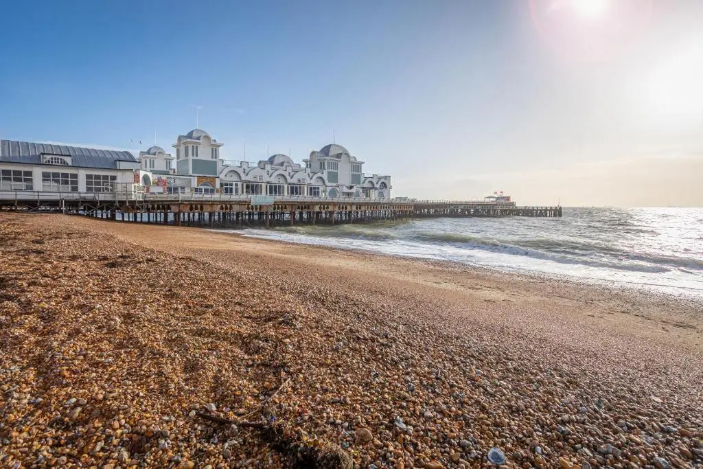 Luxury Granada Apartments - 1 & 2 bed FLATS Perfect for Contractors, Family, Students near Seafront