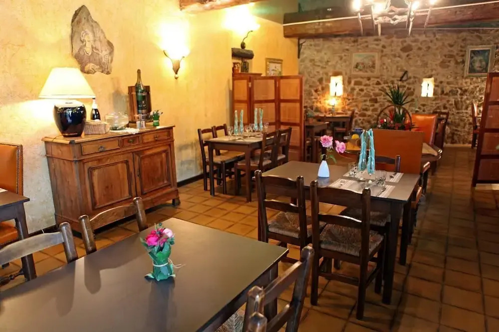 Logis Hotel Restaurant Auberge Du Peras