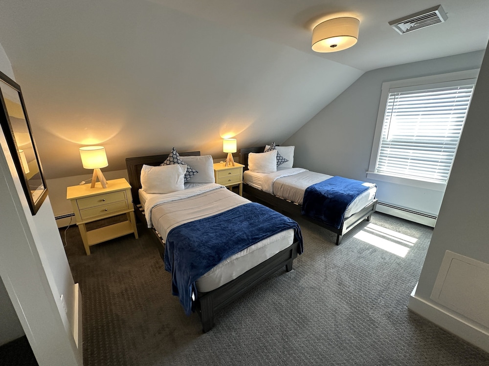 Unique 2 Bed 1 Bath Apartment Off Broadway #3 2 Bedroom Apts