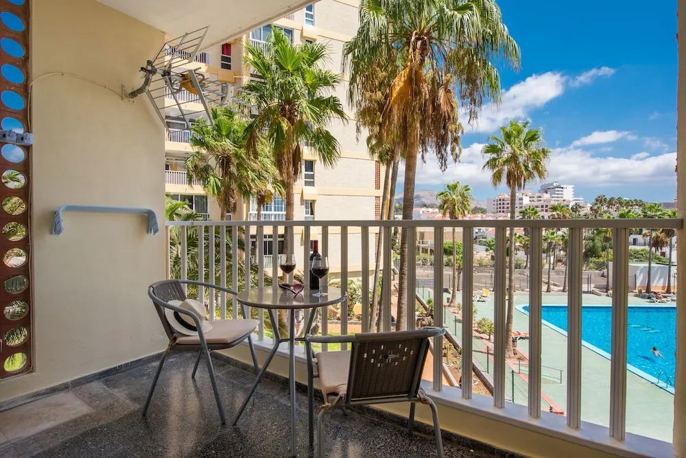 Y2F. Apartment with Pool View and next to the Beach!