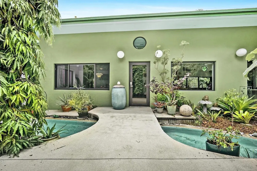 Unique Art Nature Hideaway Walkable to Wilton Drive
