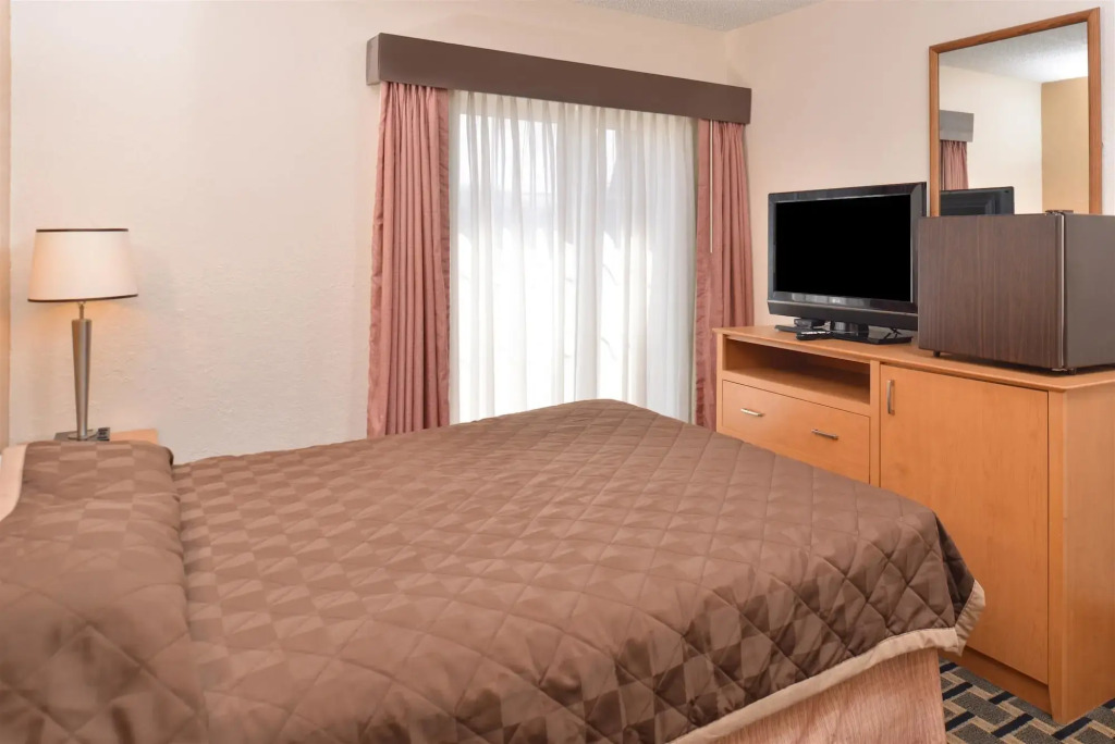 Americas Best Value Inn and Suites St. Cloud