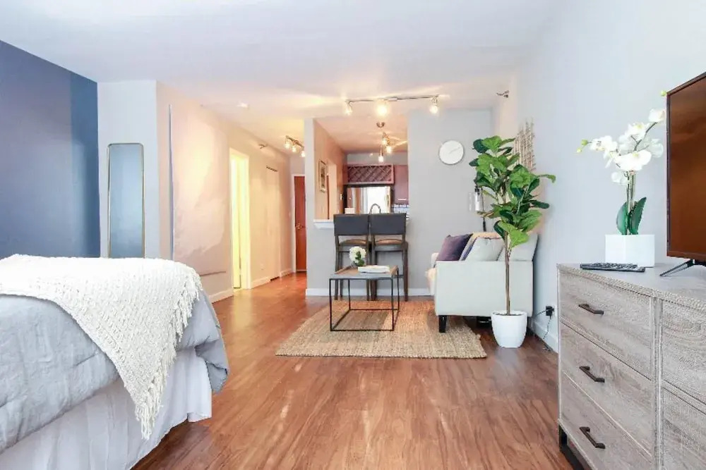 The Gulfstream - Vibrant Studio Heart of Downtown