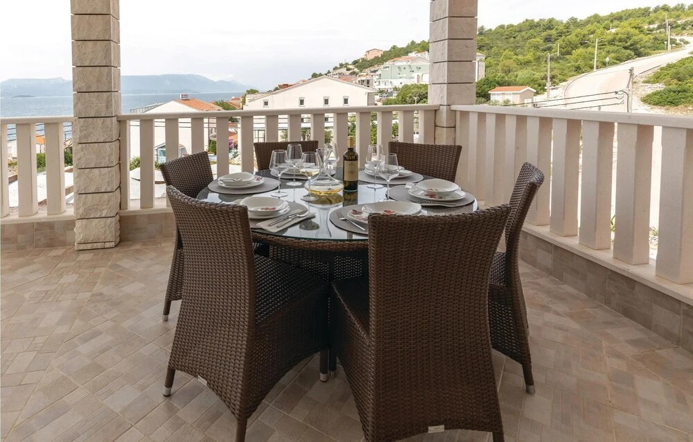 Beautiful Home in Komarna With Wifi and 3 Bedrooms