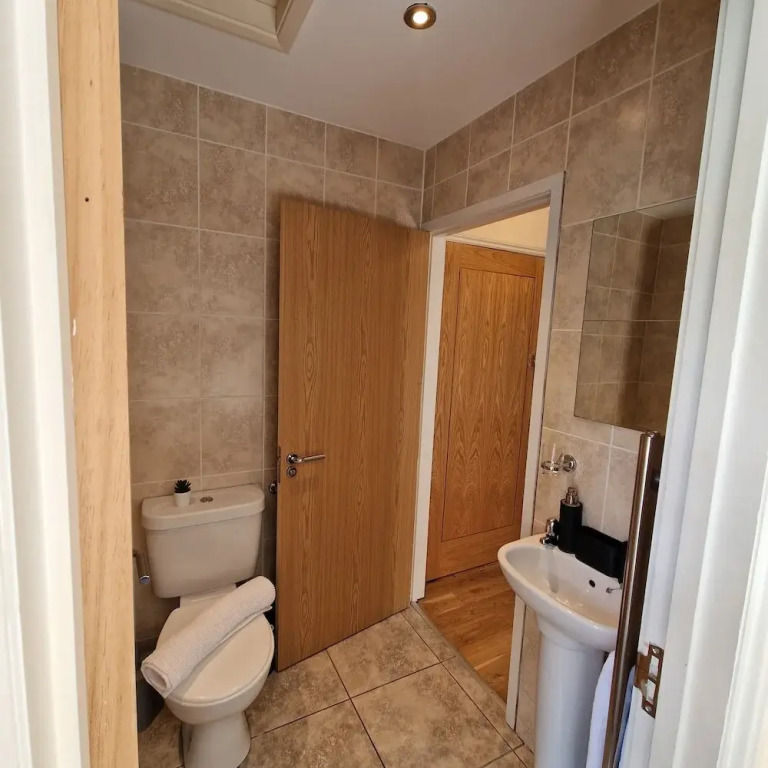 2-Bedroom with Free Parking in Coventry