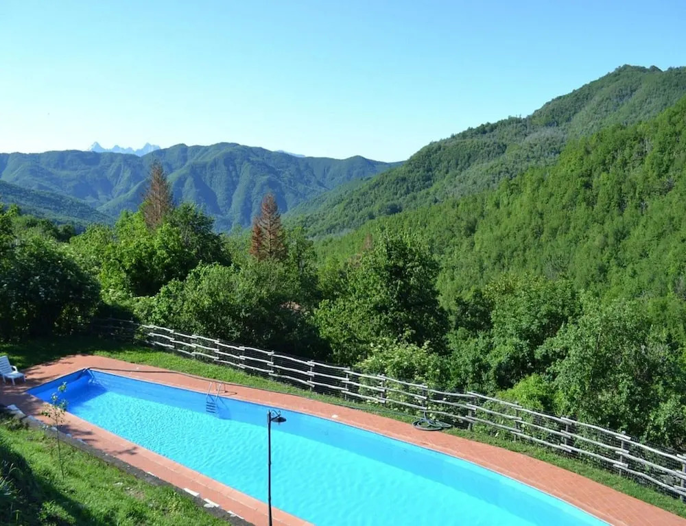 Private Garden House in Redortiers