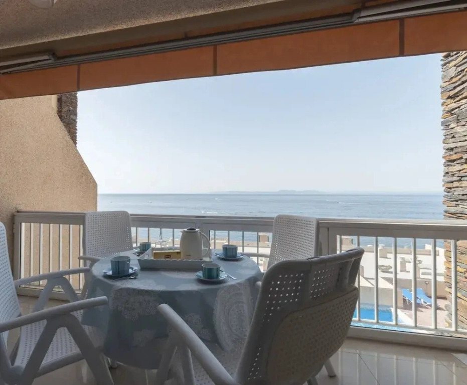 Sea-view Apartment in Roses Near Beach