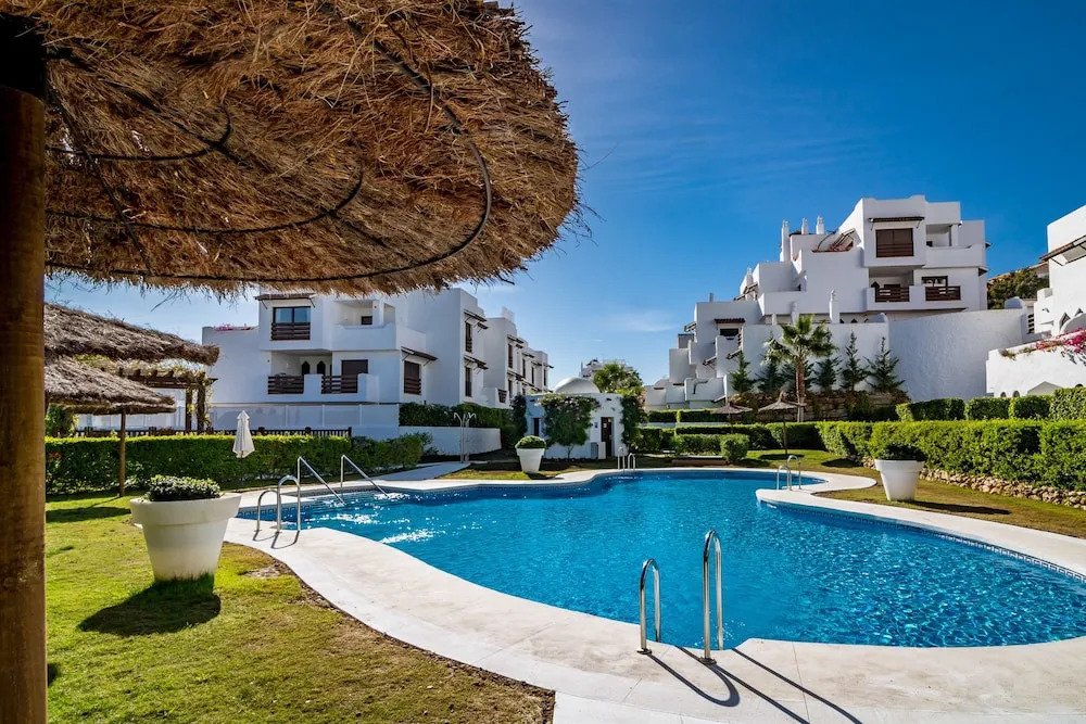 GH-Beautiful 2 bedroom apt small pool