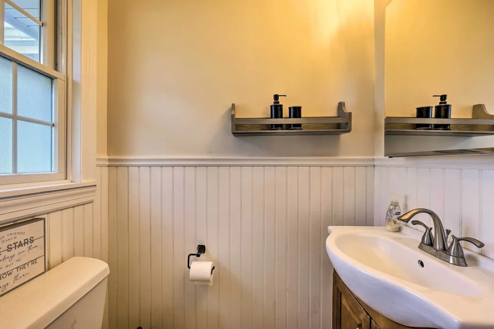 Mattituck Home w/ Fireplaces - Near Wineries