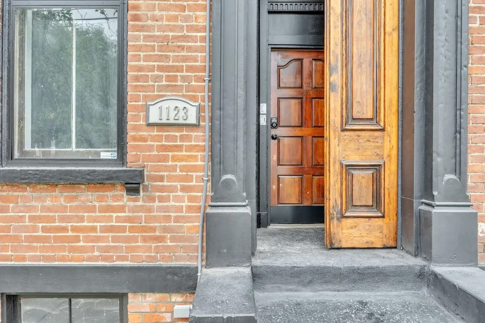 2 King/3 Bath, Toddler Friendly, Free Parking/laundry 2 Bedroom Duplex by Redawning