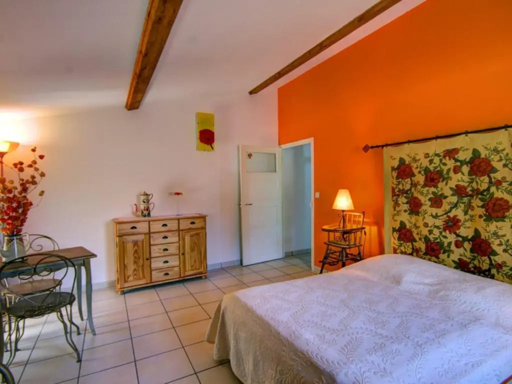 Gîte Bellevue à Marols pour 6 personnes avec charmante cour fermée - FR-1-496-2