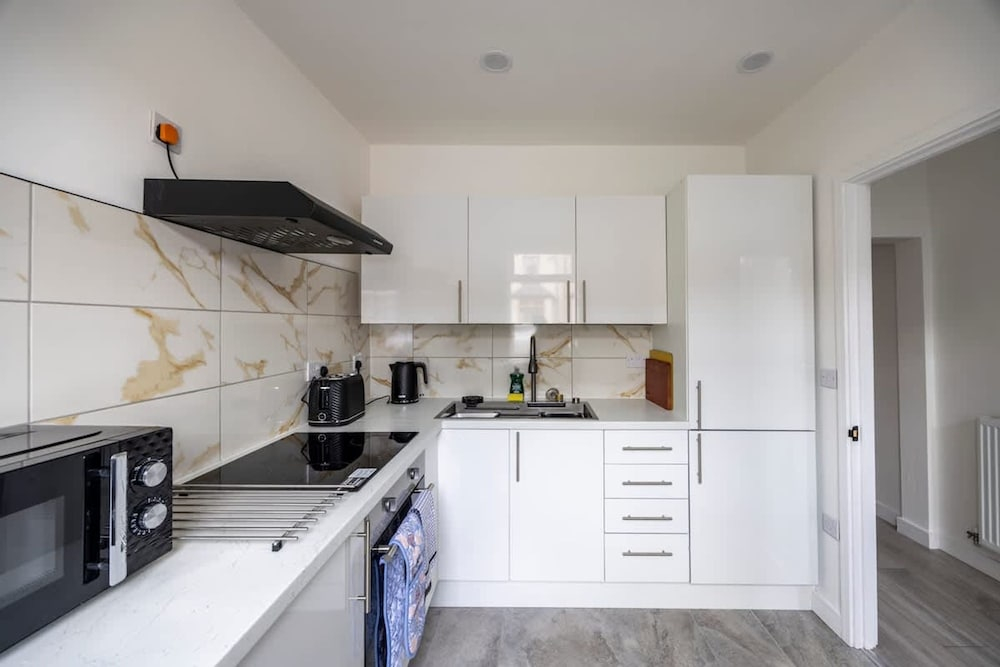3bedroom 2 Bathroom House-free Parking 5 Beds