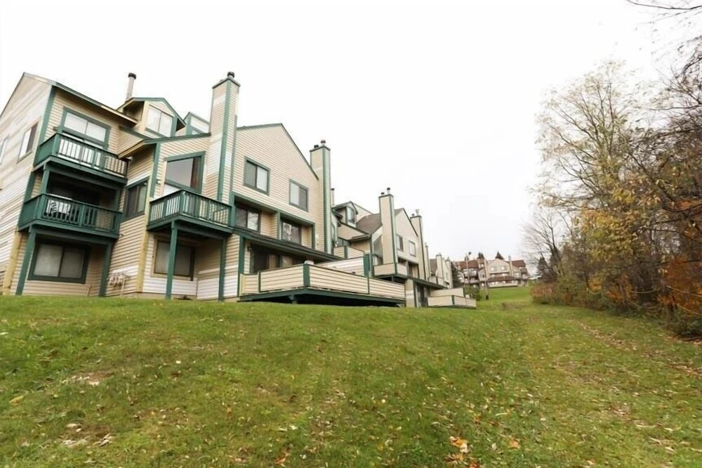 Seven Springs 2 BR Deluxe Condo with Mountain Views by RedAwning