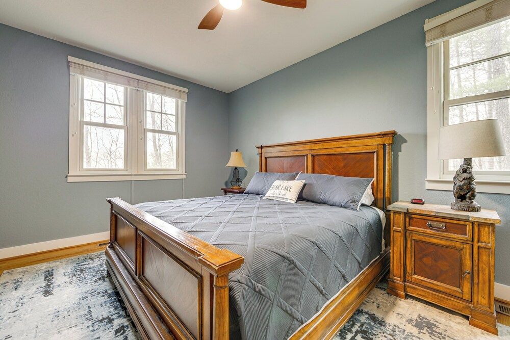 4 Mi to Bear Creek Lake! Serene Escape w/ Deck