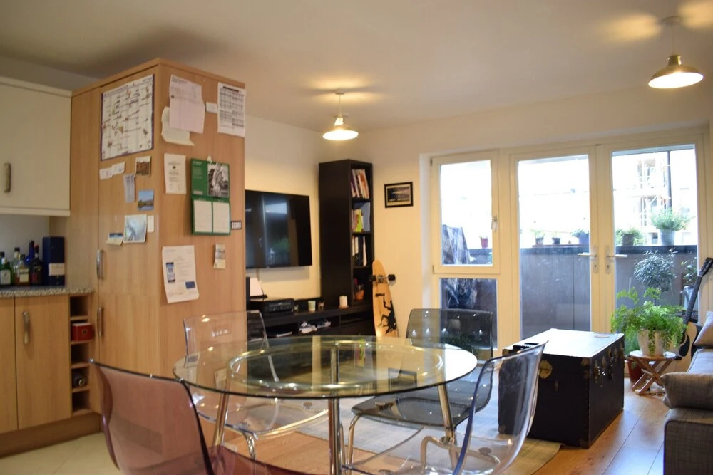 Modern 1 Bedroom Flat Near Riverside