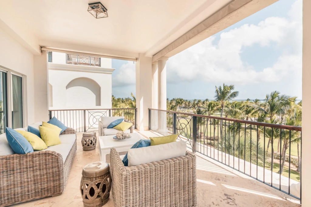 Open and Bright Beachfront Apt at Aquamarina F34