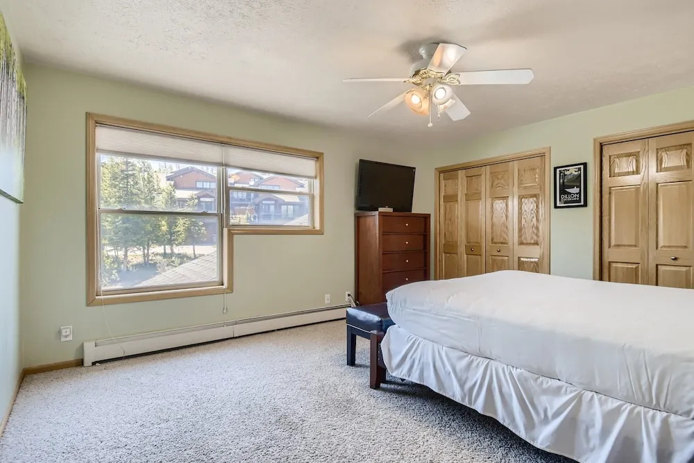 Mountain Getaway! Minutes From Family Fun-come Relax And Have A Blast! 4 Bedroom Home by RedAwning