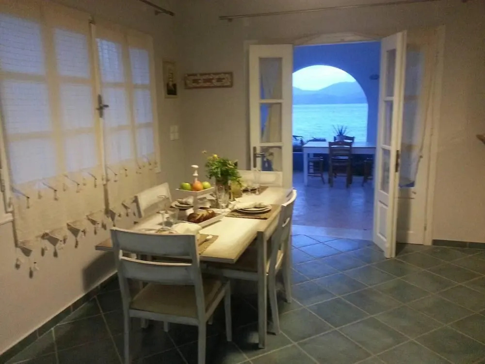 Apartment - Sleeps up to 10 & Beachfront Access