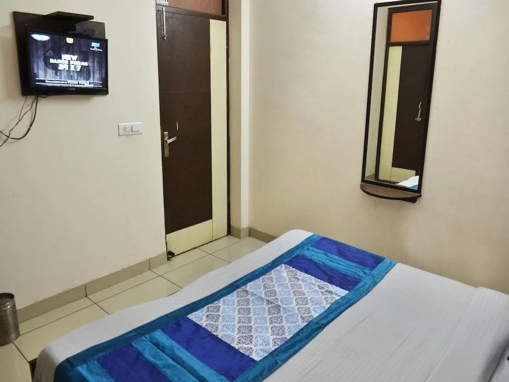 OYO Flagship 6298 Motel Divine