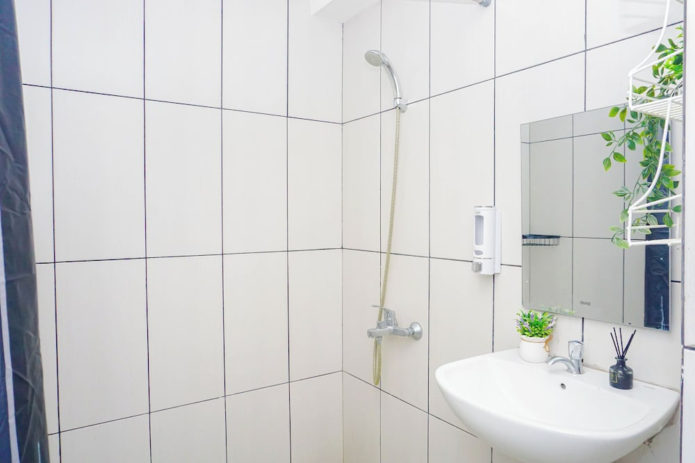 Basic Look 2Br Apartment At Grand Kamala Lagoon