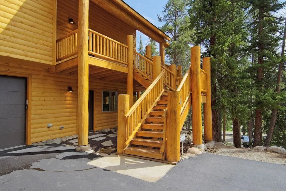 Grand Moose 3 Br home by RedAwning