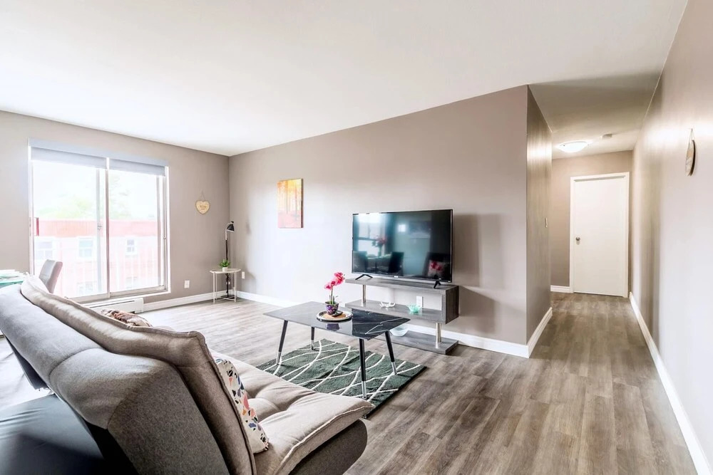 Spacious 2BR Apt With King bed Near DT Hamilton