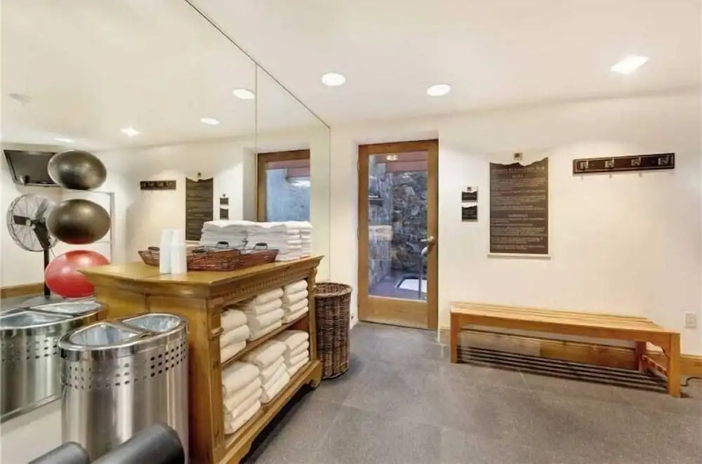 Luxury Ski In, Ski Out 2 Bedroom Mountain Residence In The Heart Of Lionshead Village With Heated Slope Side Pool And Hot Tub