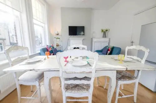 Bright & stylish 2 bed 1st floor apartment