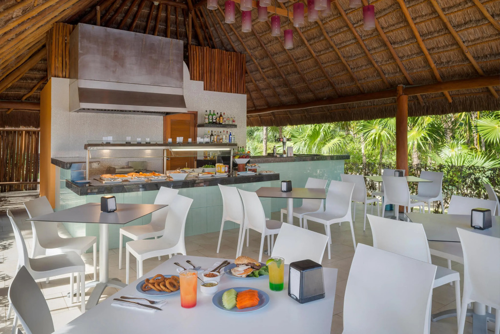 El Beso at Ocean Coral & Turquesa All Inclusive