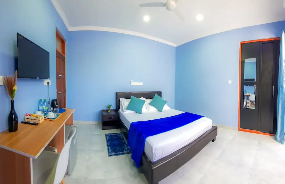 Hide Inn Blue