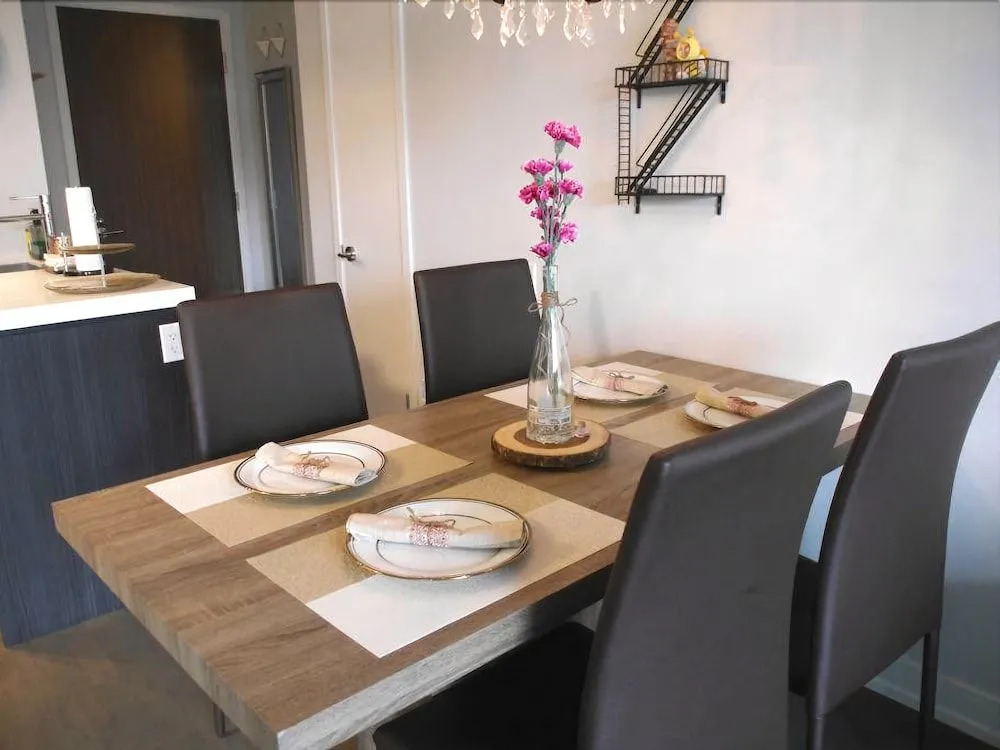Beautiful 1BR Condo King Street West