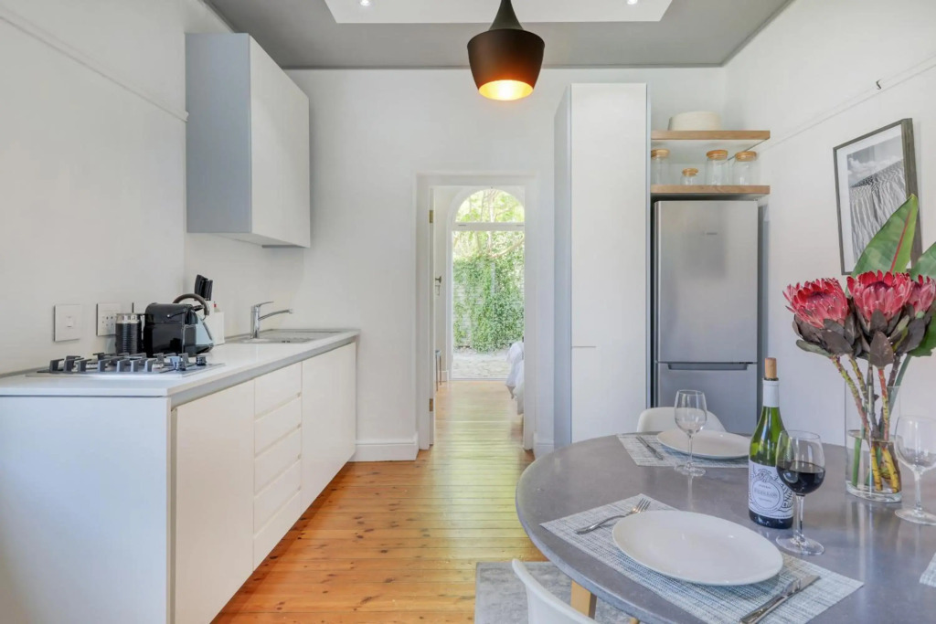 Behr Road Contemporary Cottage