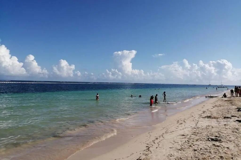 Modern 1 bedroom suite by beach Great location!