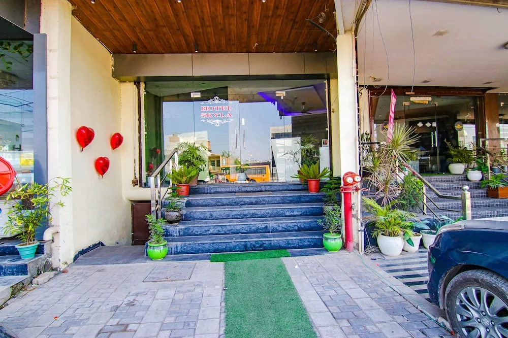 Fabhotel Skyla