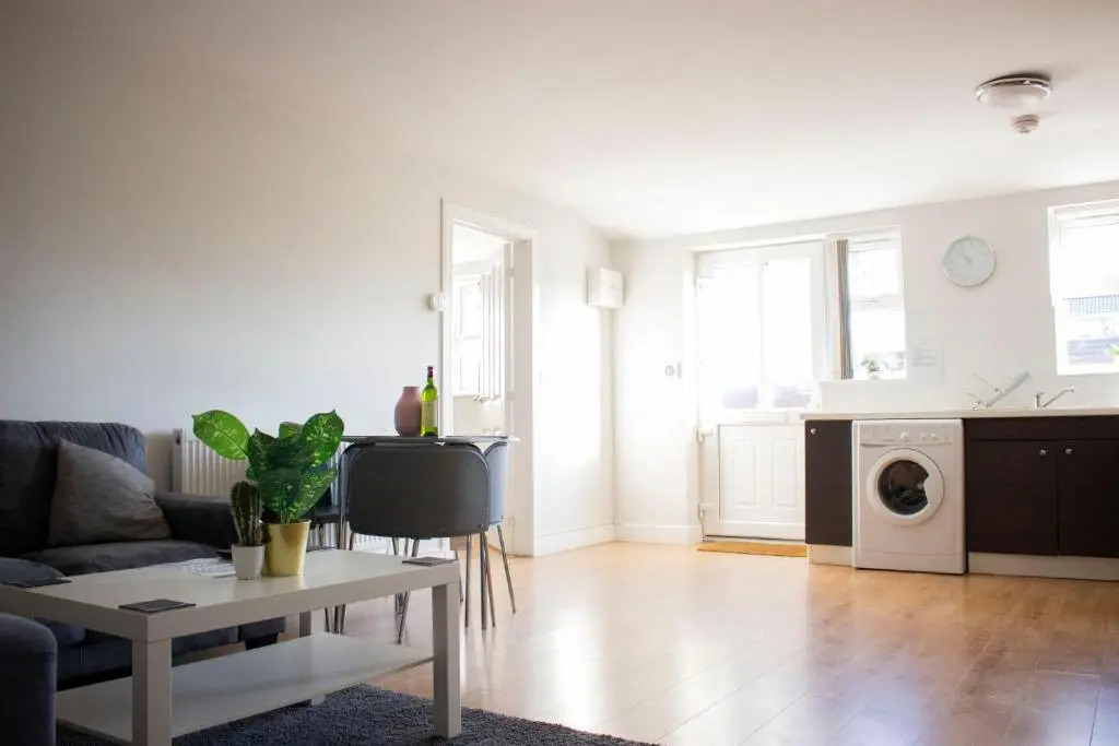 Large Ground Floor Pet Friendly 2 Bedroom Apartment with FREE Parking