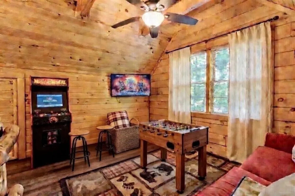 Black Bear Retreat 2 Beds! 2 Bedroom Cabin