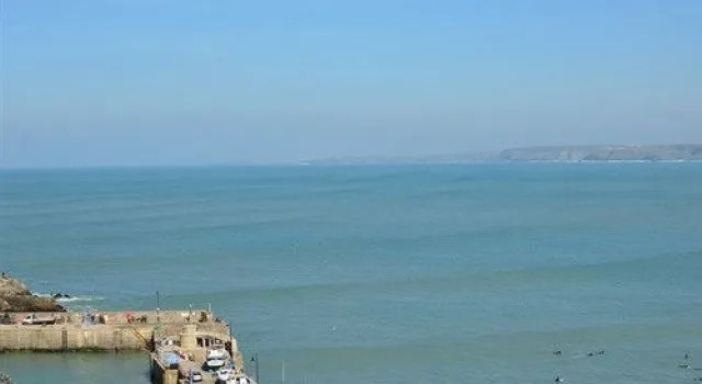 Cliff House B&B & The Moorings Apartments - Guest house