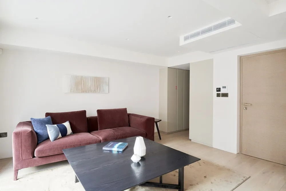 Lovely Mayfair Suites by Sonder