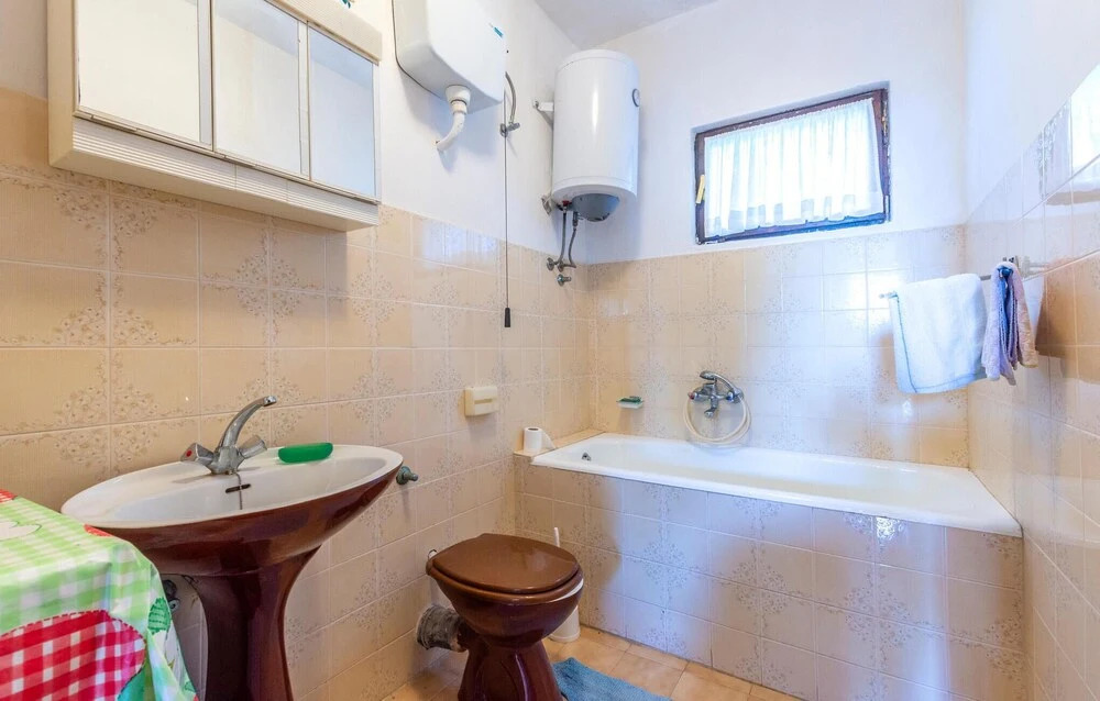 Stunning Apartment in Marusici With 2 Bedrooms and Wifi