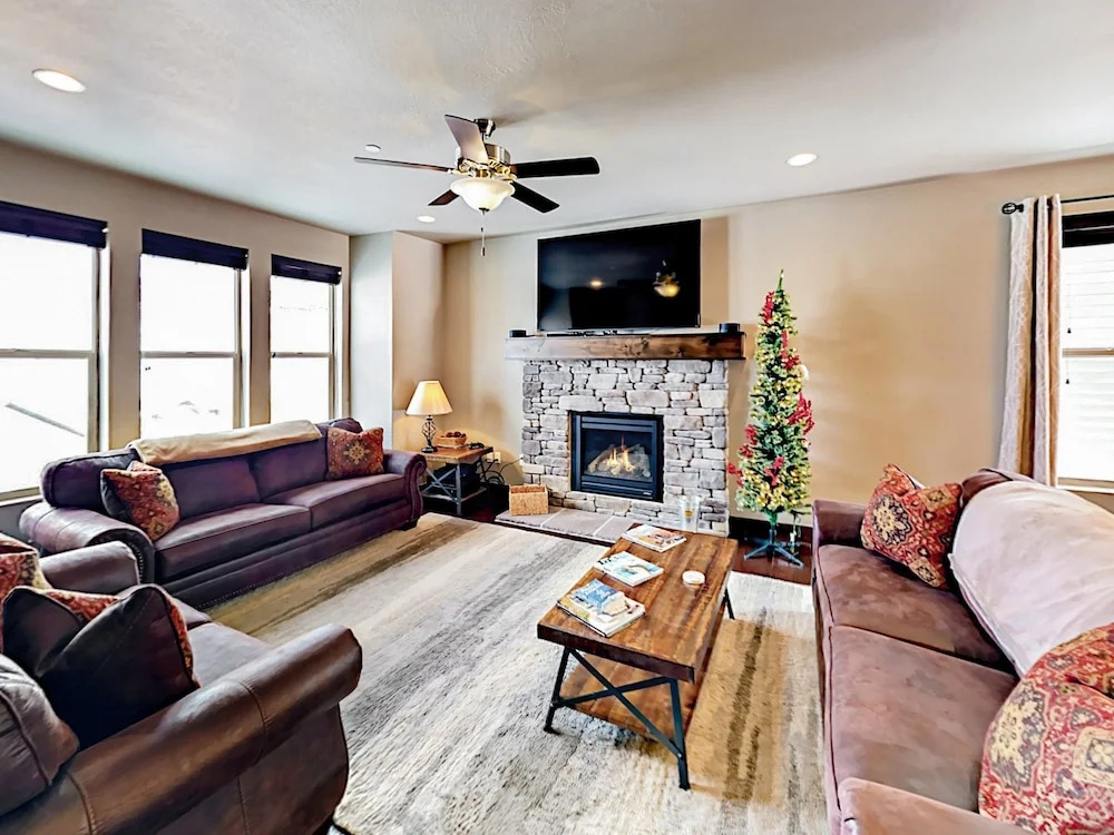 West Abigail - 4 Br Townhouse