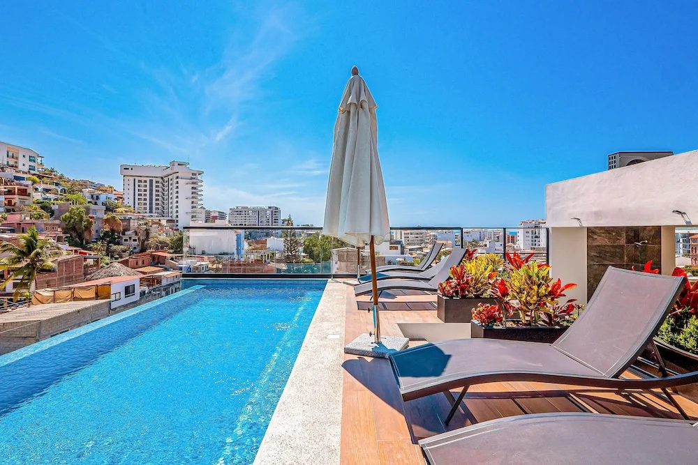 2nd-floor Condo With Heated Outdoor Pool, Grills, Balcony, W/d, AC