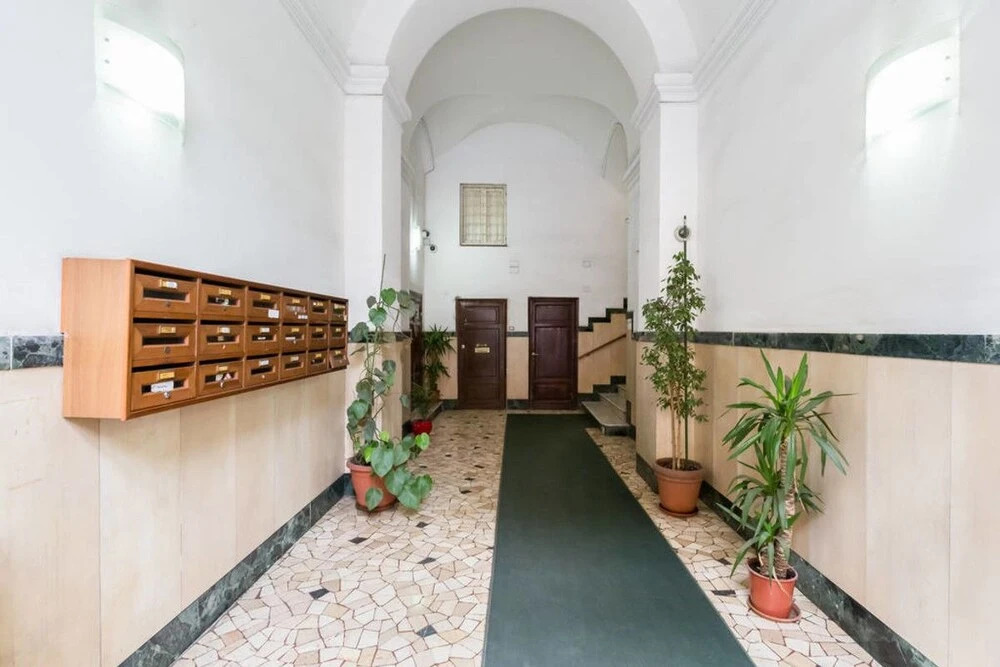 Extra Large Colorful Flat in Central Location!