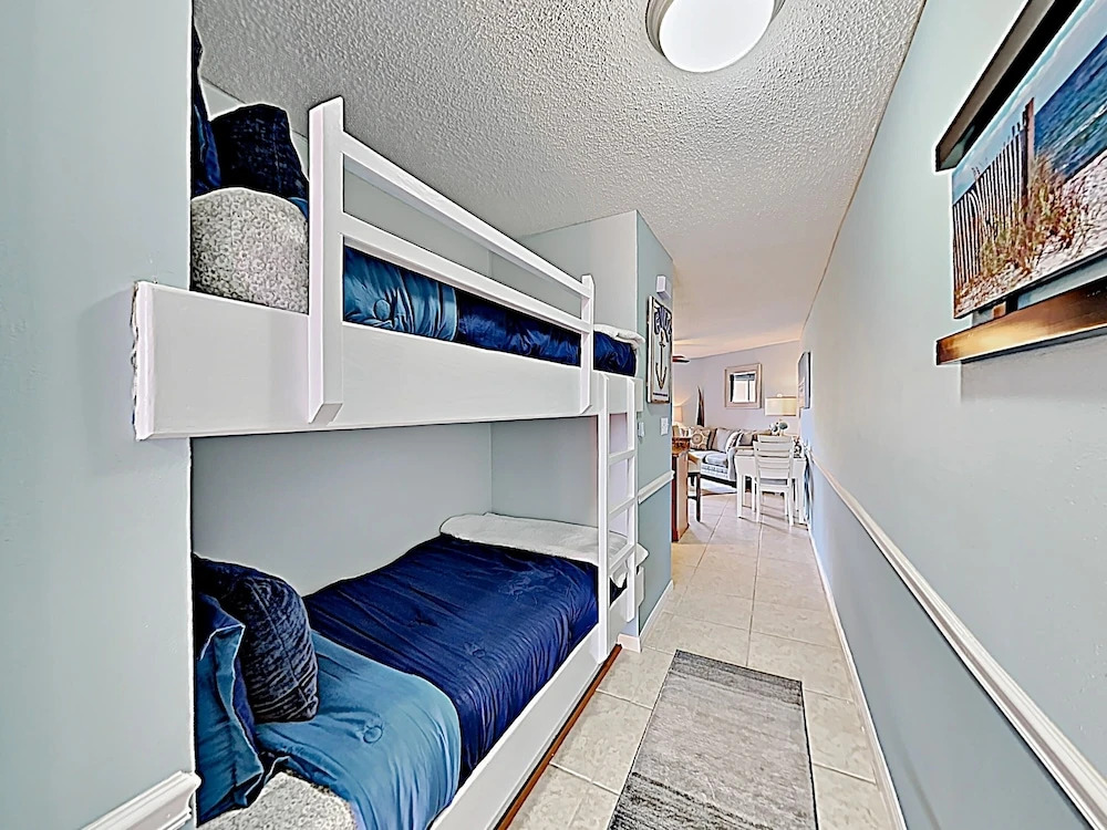 Modern Beachside Gem W/ 2 On-site Pools & Hot Tub 1 Bedroom Condo