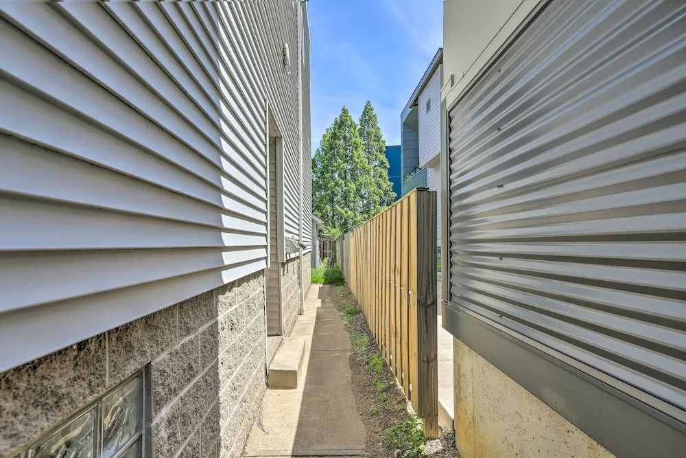 ~ 2 Mi to Downtown - Cozy Cleveland Unit