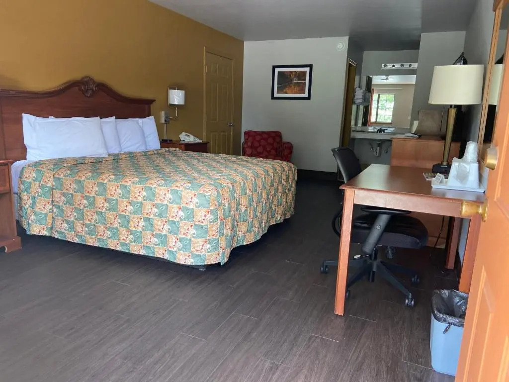 Redbud Inn