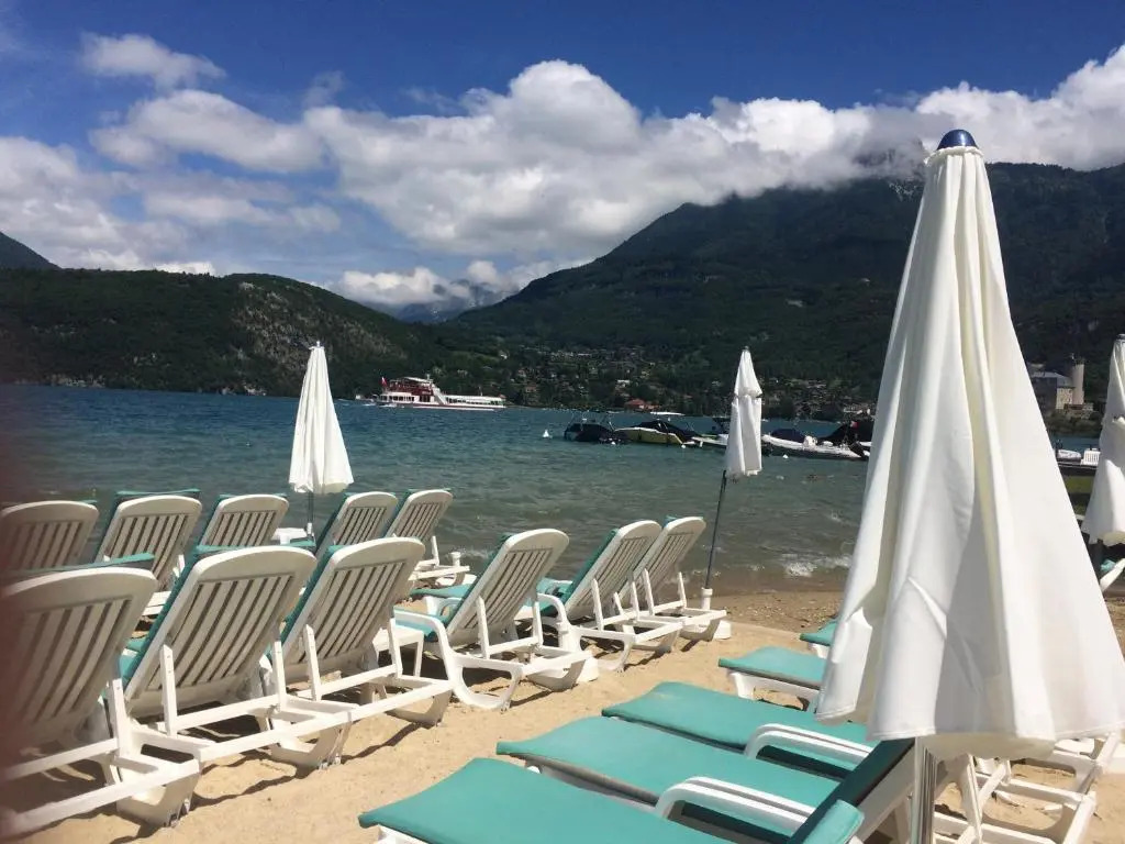 la baie des voiles ,vue lac dAnnecy ,plage privée