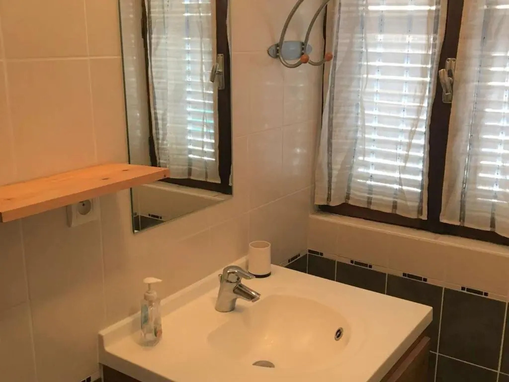 Appartement rénové 3 pièces, proche gare et remontées mécaniques - FR-1-330C-84